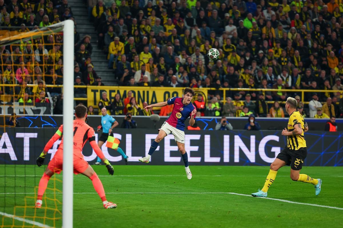 Cubarsí rematando un balón ante el Dortmund