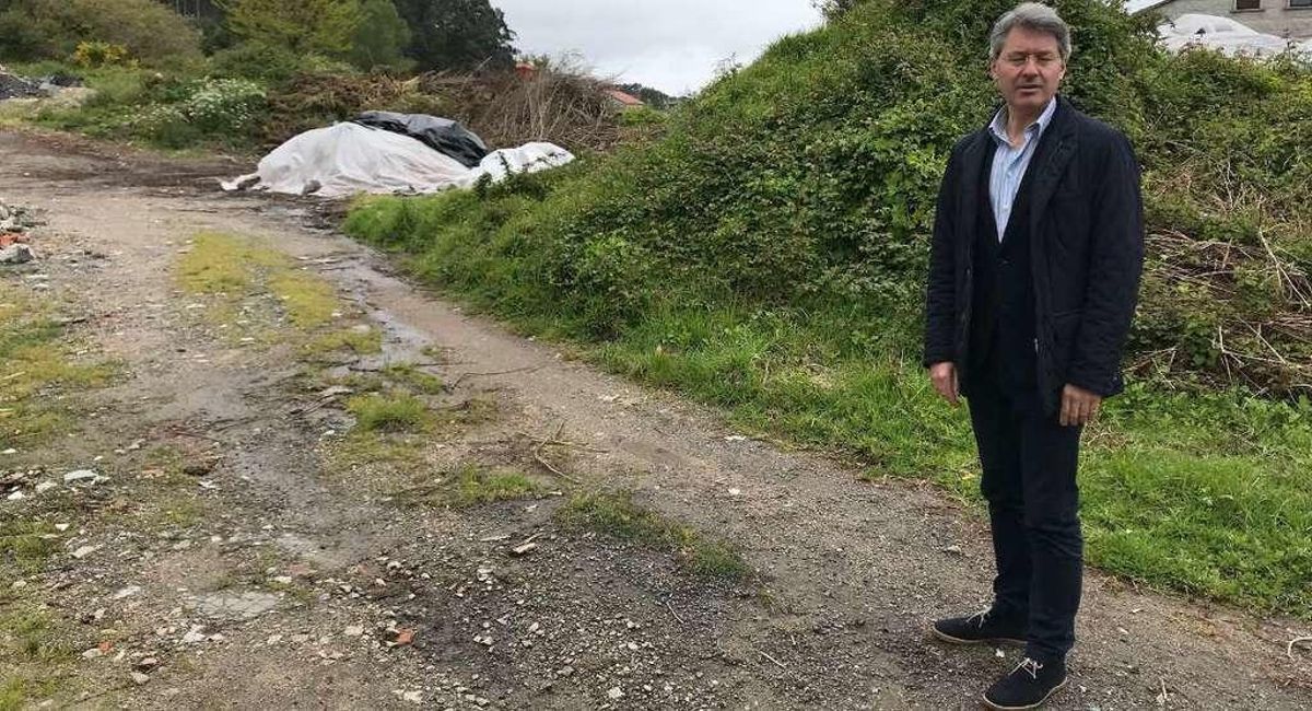 El alcalde José Cacabelos en una visita cursada a la parcela de As Touzas, en mayo del año pasado. // Muñiz