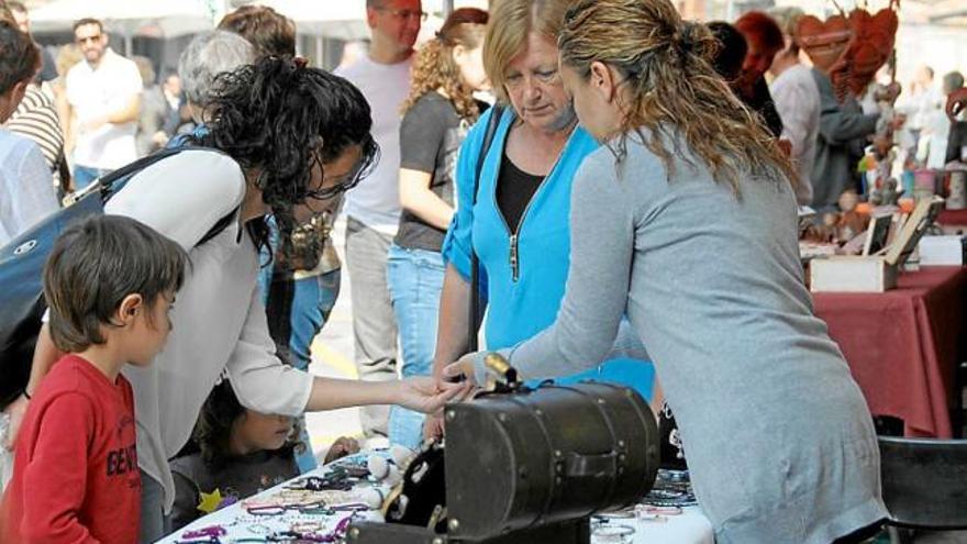 Visitants a la Fira del Comerç i d&#039;Artesania, ahir al migdia