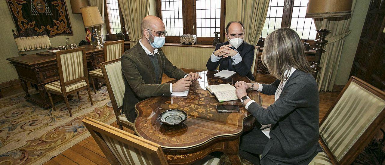 Ignacio Villaverde, en el centro, reunido con Humberto Rodríguez Solla y Rosana Gutiérrez, en una imagen de archivo. | IRMA COLLÍN
