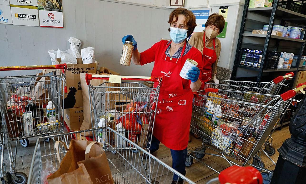 Las voluntarias María Romero y Ana María Moya. | MARA VILLAMUZA