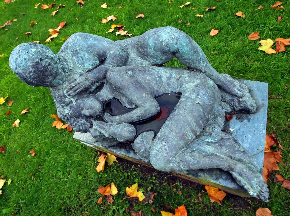 ESCULTURA EN BRONCE DEL ARTISTA SERGIO PORTELA TITULADA "O SUSURRO" UBICADA EN LOS JARDINES DEL MUSEO VERBUM