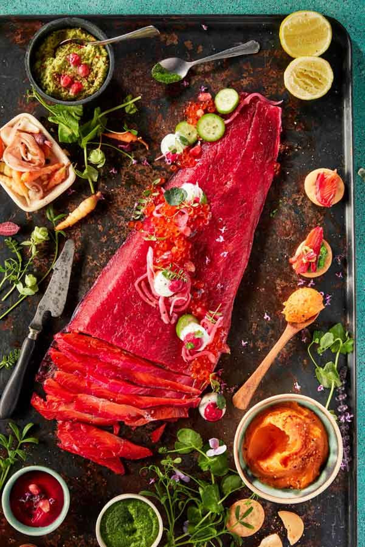 Salmón rojo de Alaska marinado con remolacha.