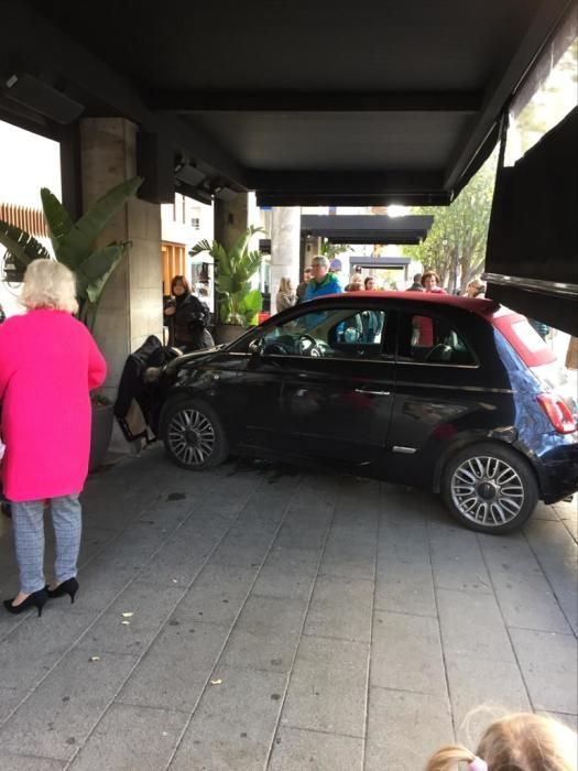 Pánico en el Paseo de Mallorca al subirse un coche a la acera