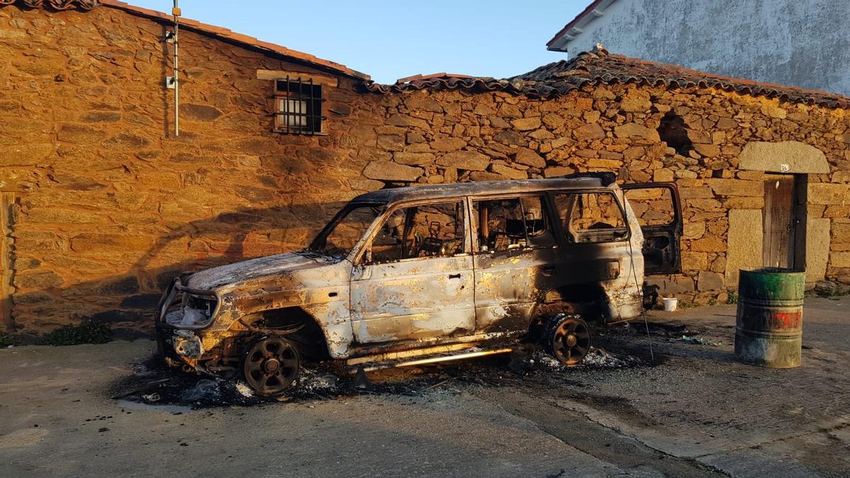 Vehículo calcinado en Villanueva de Valrojo