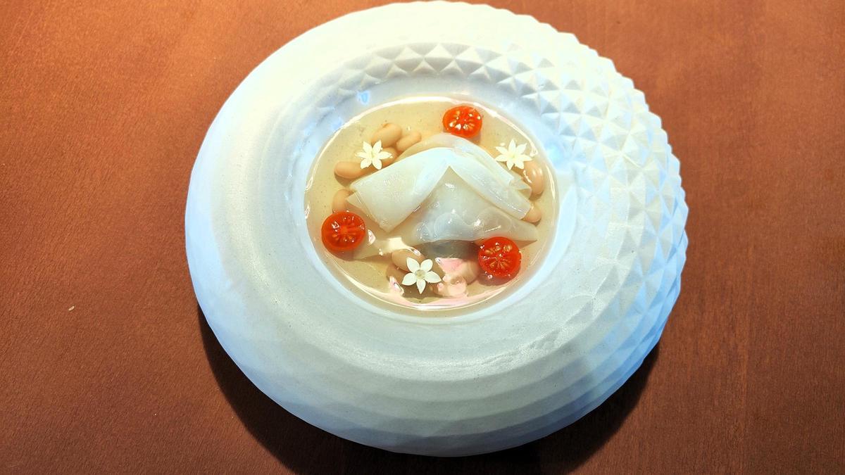 El tartar de sepia con velo y 'mongeta' de Santa Pau de L'Aliança.