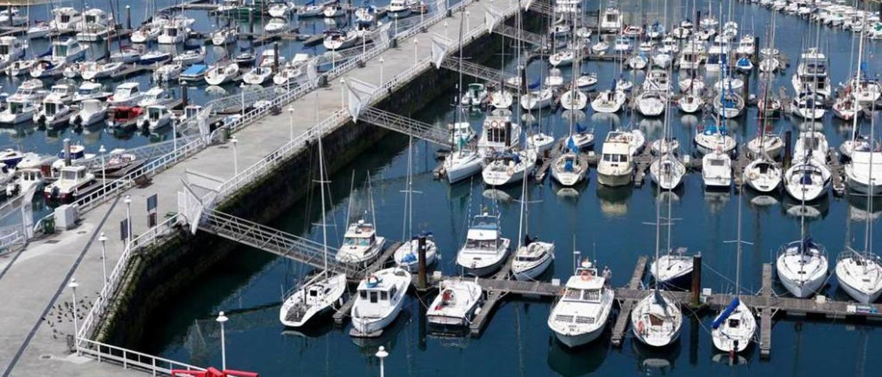 Vista parcial del puerto deportivo de Gijón.
