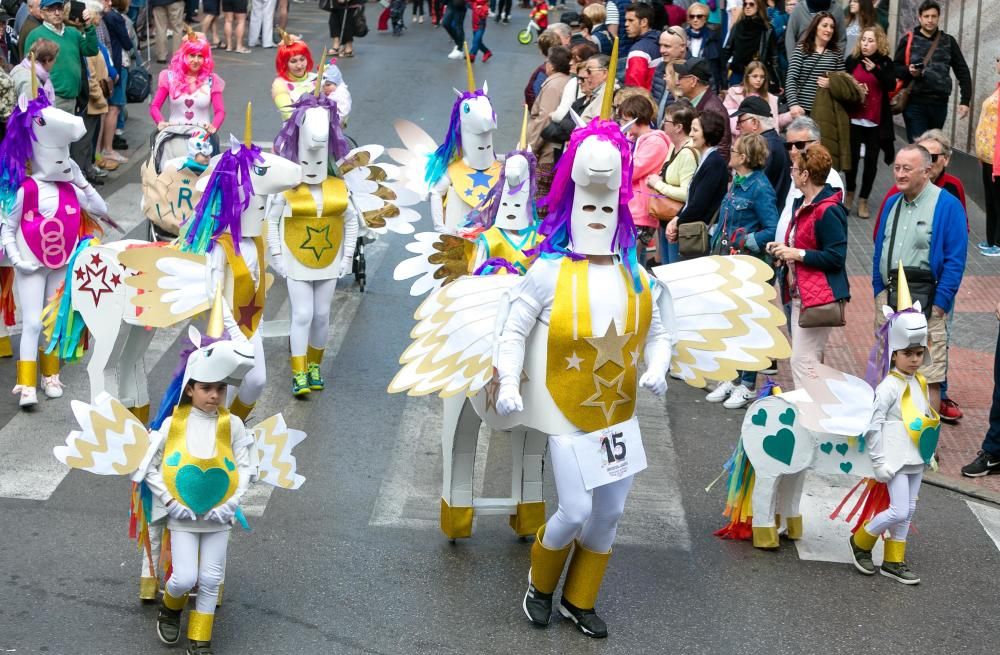 Los más pequeños desfilan en el Carnaval Infantil de Benidorm.