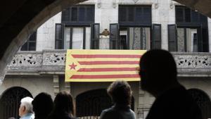 Bandera independentista en el balcón del Ayuntamiento de Girona