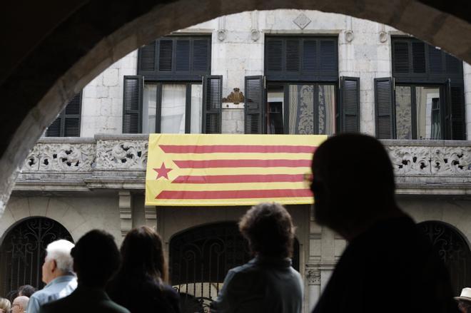 Bandera independentista en el balcón del Ayuntamiento de Girona