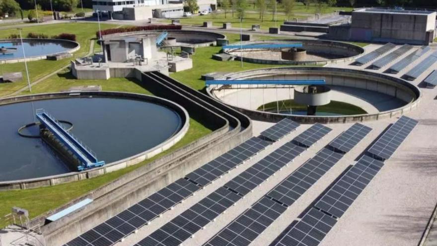 Paneles fotovoltaicos instalados en la depuradora de Guillarei.