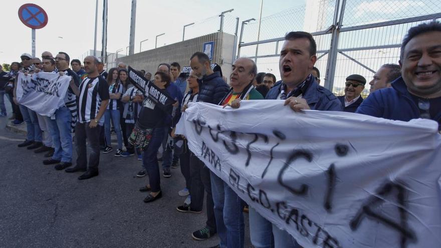 Los aficionados albinegros, durante la protesta frente a Castalia