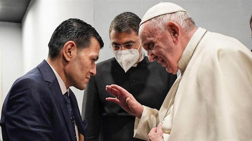 El Papa se reúne con el padre del niño ahogado, símbolo del drama de los refugiados
