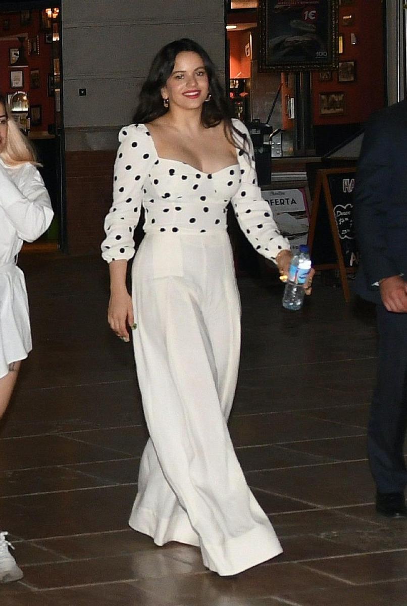 Rosalía con top de lunares y pantalón 'palazzo'