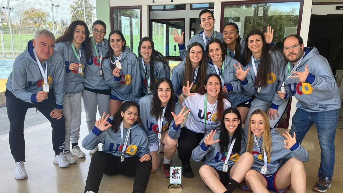 La selección de baloncesto femenino celebra el bronce conquistado en Sevilla.