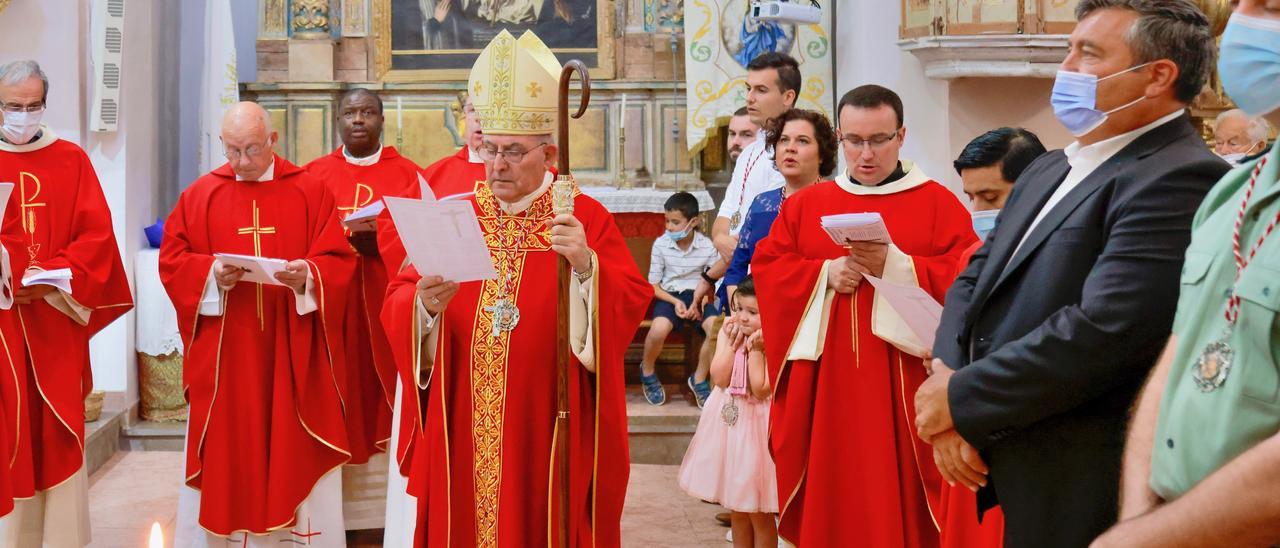 El obispo preside por primera vez la misa en honor al Cristo del Calvario en Figueroles