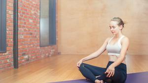 Una mujer haciendo yoga.