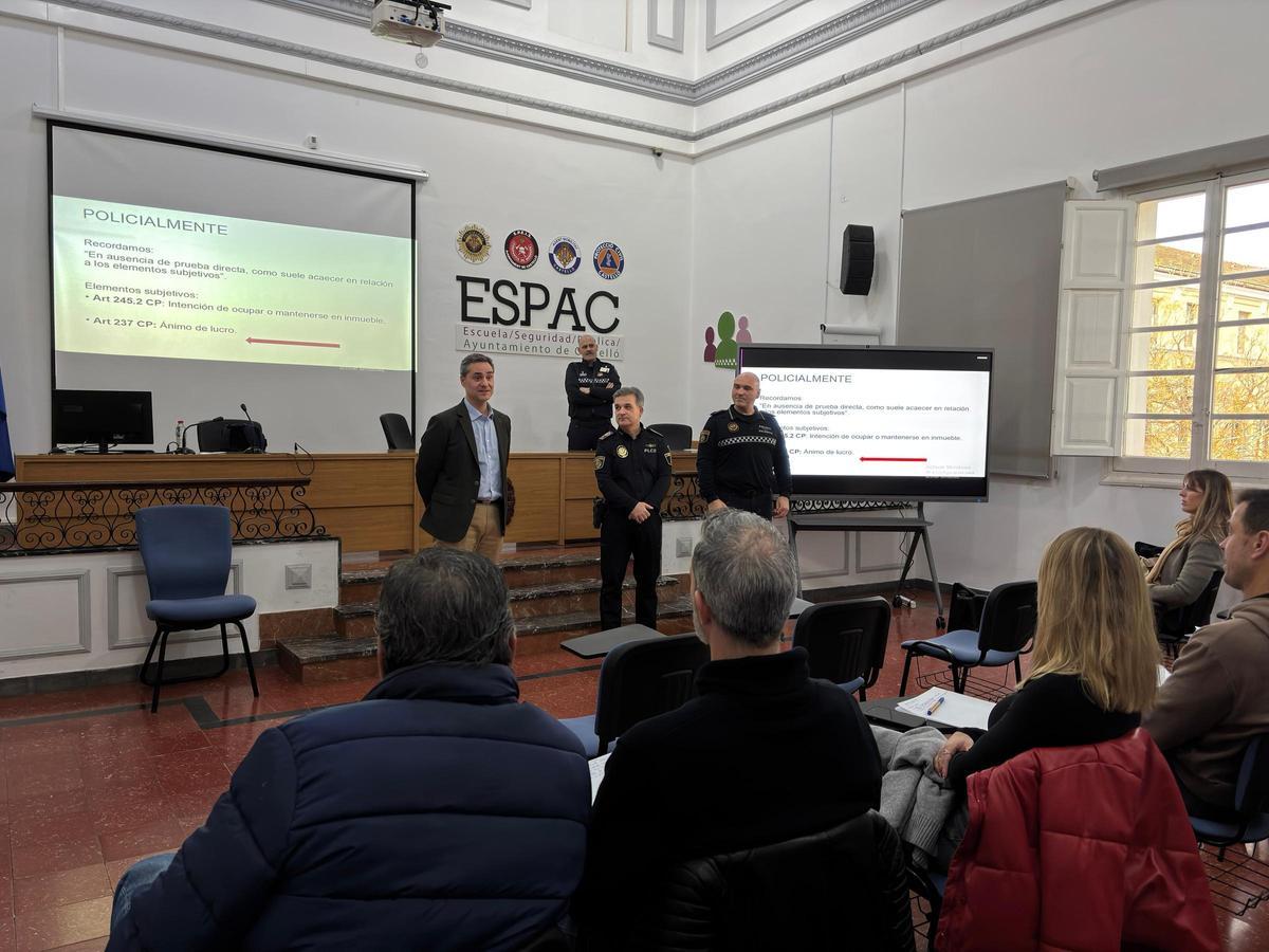 El concejal Ortolá y el comisario principal de la Policía Local en un momento del curso.