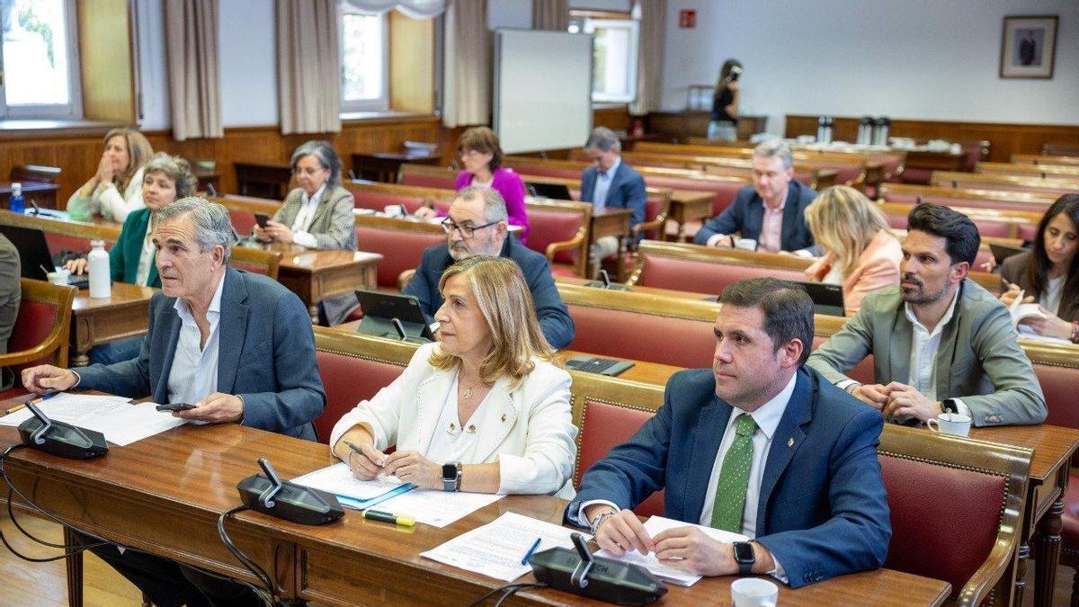 Los senadores del PPCS, Jaume Llorens y Susana Marqués, en la Comisión de Transportes del Senado.