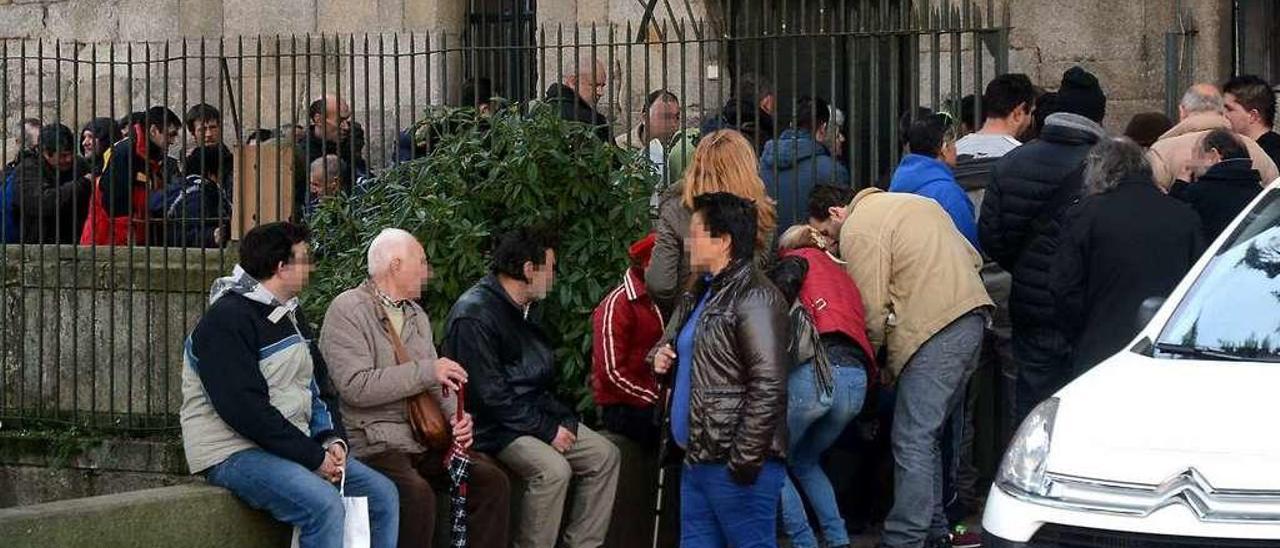 Cola de usuarios del comedor, ayer a mediodía. // Rafa Vázquez