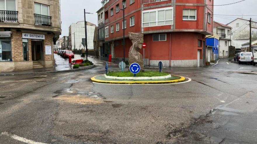 Polémica glorieta de Terra de Porto, cuyo suelo está en un lamentable estado. |   // FARO
