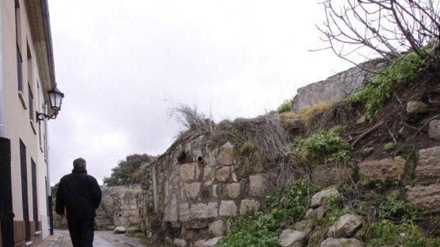 Un ciudadano pasea junto a la zona deteriorada.