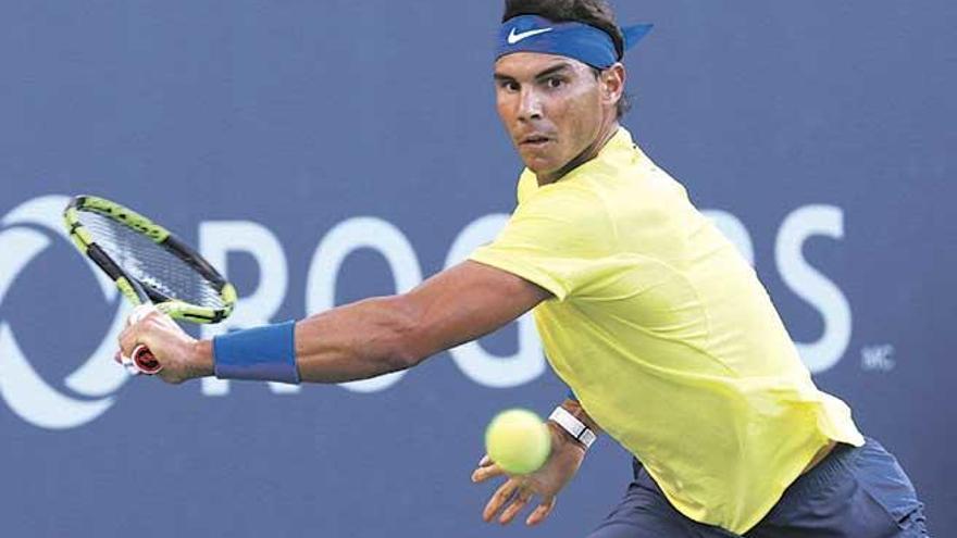 El tenista mallorquín Rafel Nadal se dispone a golpear de revés durante un partido en Montreal de la pasada semana.