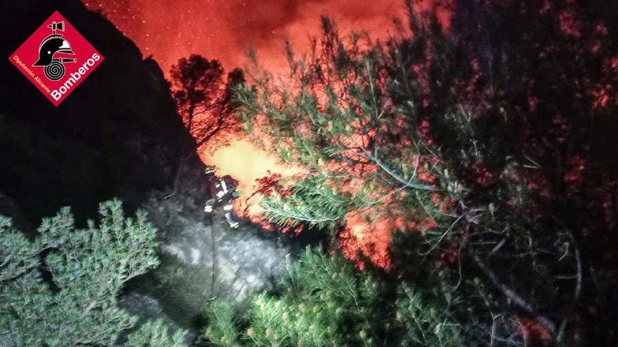 Los bomberos trabajan en la extinción de un incendio en Penàguila