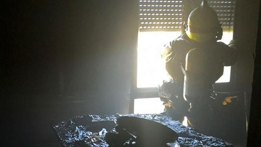 Fallece una mujer de avanzada edad en el incendio de una vivienda en Alcoy