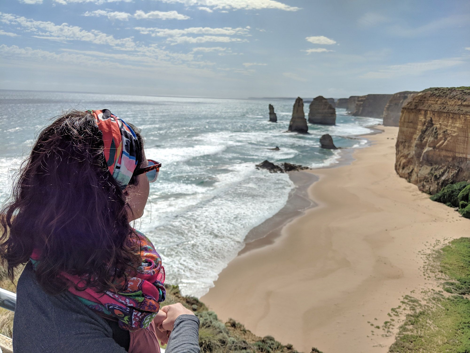 La investigadora Rocío de la Fuente en la playa en Australia