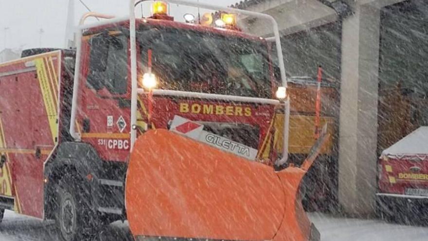 Rescatan a 8 vehículos atrapados en la nieve