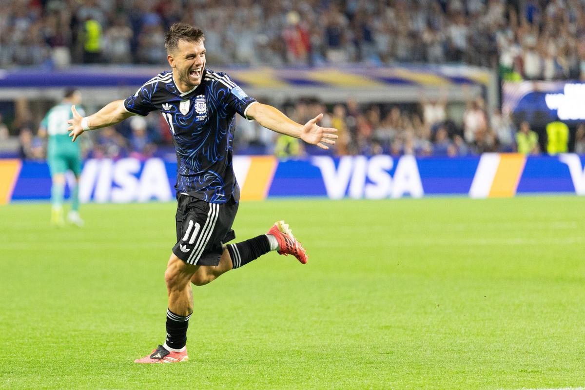 Giovani Lo Celso celebra tras marcar un gol durante el partido del Grupo J de la Copa del Mundo de la FIFA 2026 entre Argentina y Jordania, disputado en el Dallas Stadium