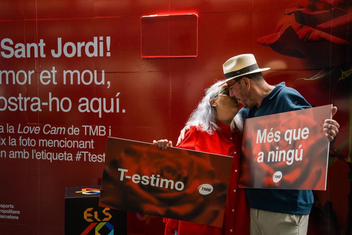 Barcelona. 23/04/2026. OnBarcelona. Love Cam en el vestíbulo de la parada de metro de TMB Diagonal, en la superilla literaria. AUTOR: Marc Asensio       Barcelona, Catalunya, España, Love Cam, amor, pasión, beso, abrazo, rosa, libro, Sant Jordi, cultura, tradición, amistad, amigos, parejas, Diagonal, metro, vestíbulo, TMB