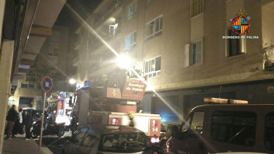 Dos mujeres y un bebé, intoxicados por humo en el incendio de un piso en Palma