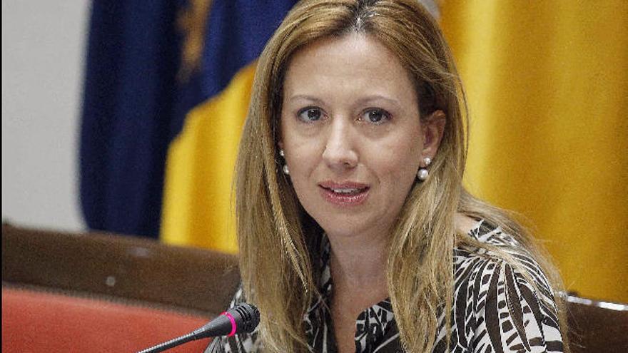 Rosa Dávila durante la comisión de Hacienda  en el Parlamento canario.