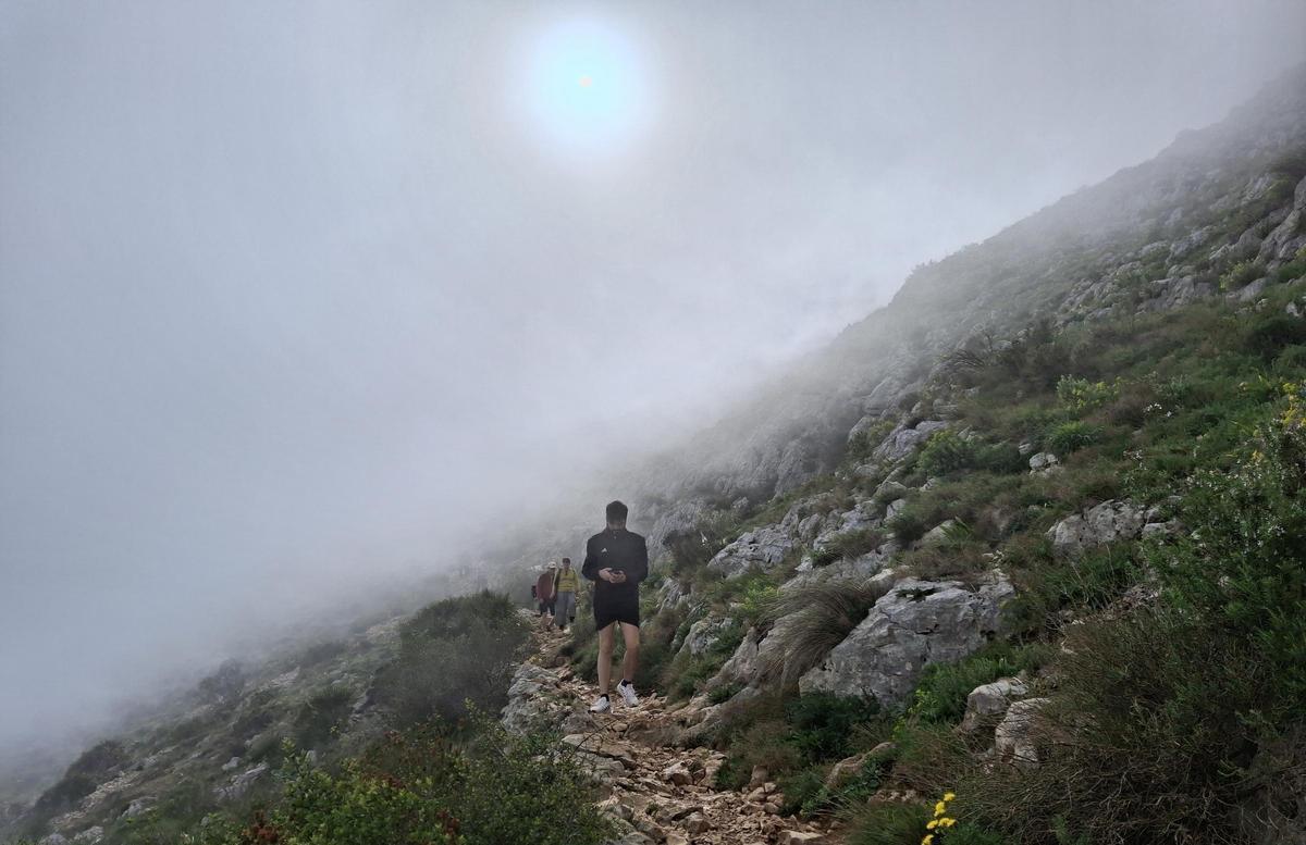 Un mar de nubes en el Montgó (imágenes)