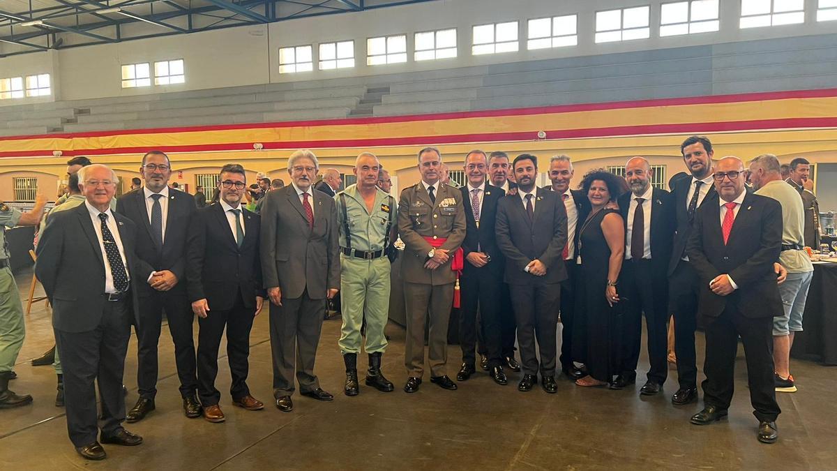 El General D. Melchor Marín Elvira y el Teniente General Jefe de la Fuerza Terrestre D. Carlos Merlero junto a miembros del Paso Blanco.