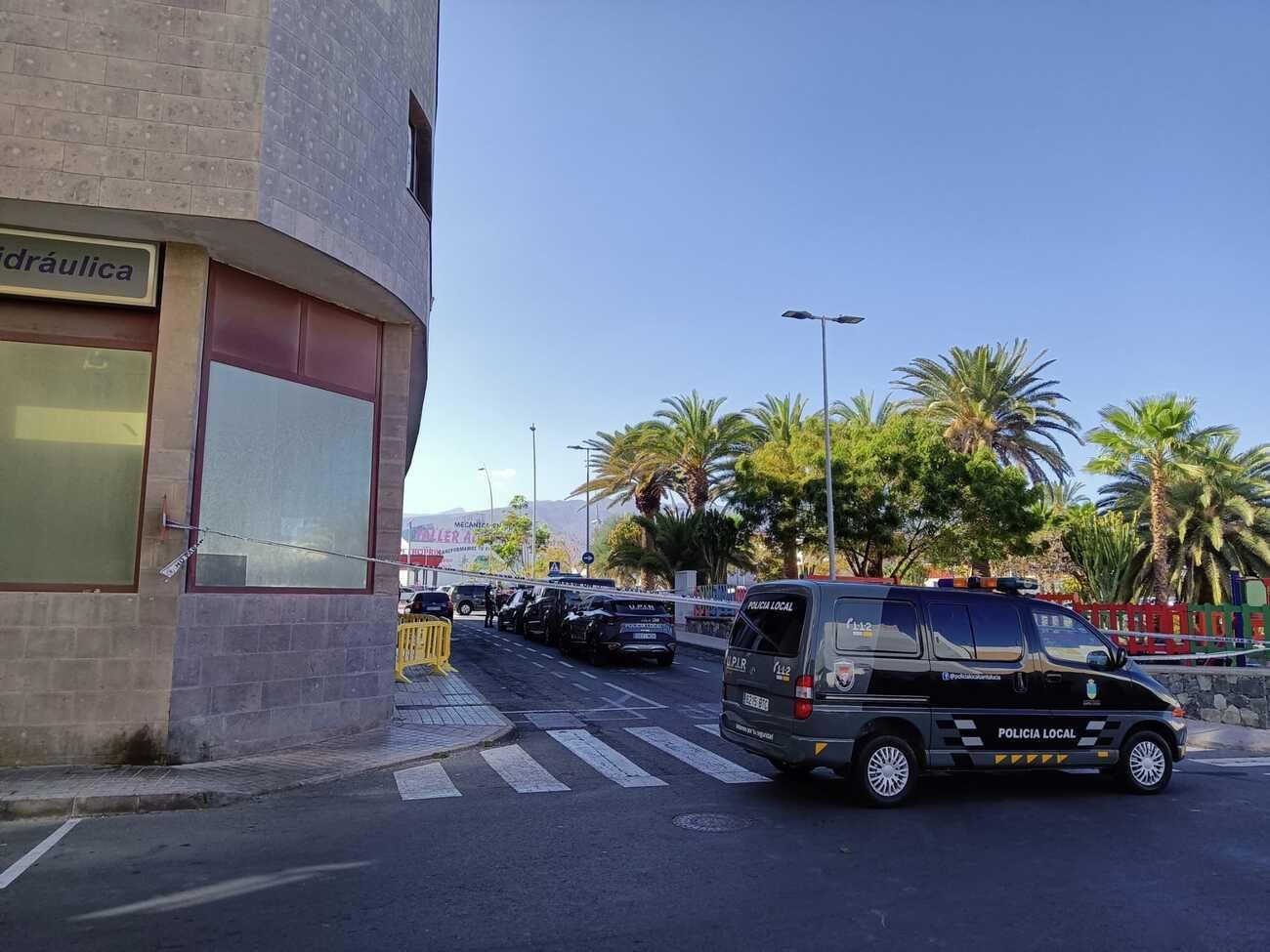 A fire forces the evacuation of a building with squatters in Vecindario