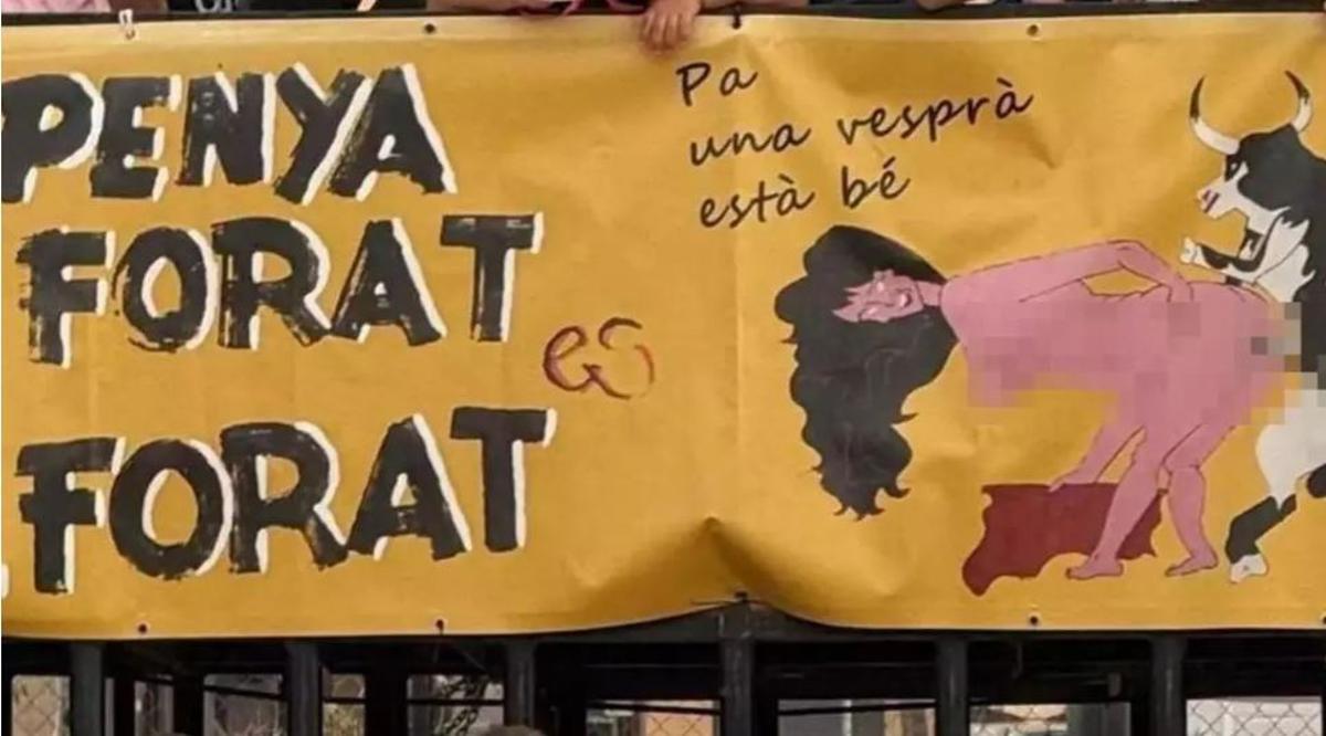 Cartel difuminado en contra del original, que no lo está.