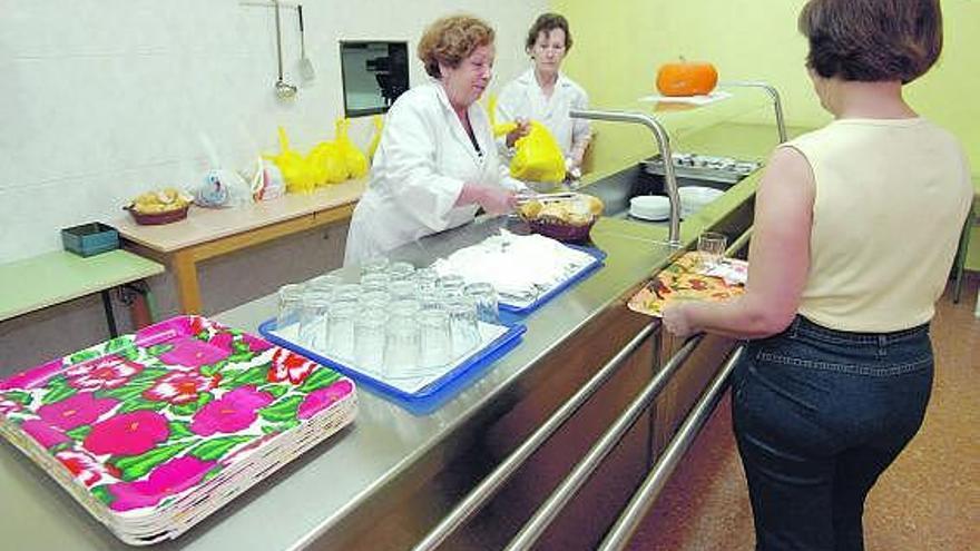 Una mujer acude a la cocina solidaria de Mieres que gestiona Amicos.