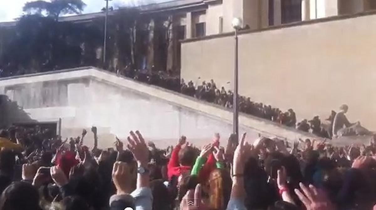 El raper sud-coreà Psy l’arma a París.