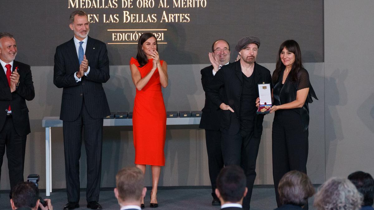 Los Reyes entregan las Medallas de Oro al Mérito en Bellas Artes. En la imagen, Amaral.