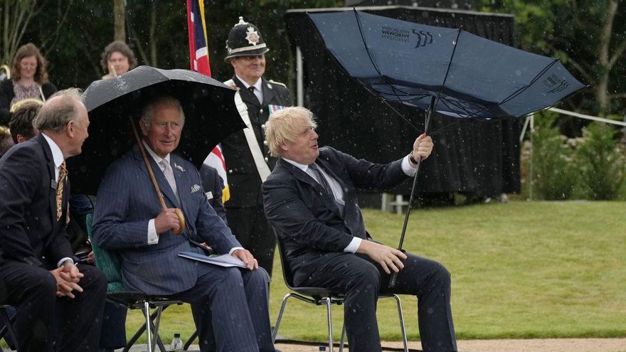 Un moment de l&#039;escena protagonitzada per Boris Johnson i el seu paraigües