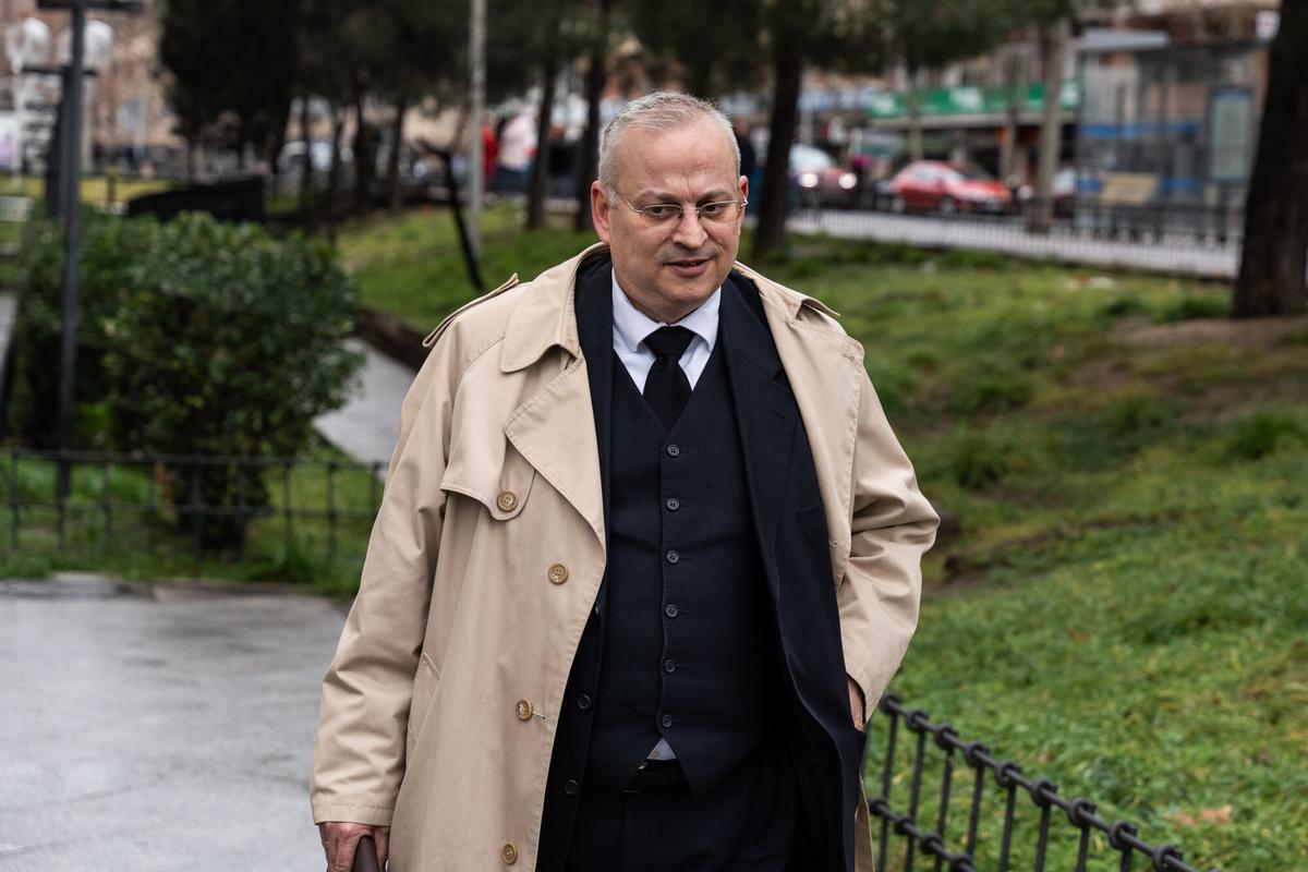 El abogado de Hazte Oír, Javier María Pérez-Roldán, a su salida de los Juzgados de Plaza de Castilla, a 22 de enero de 2025, en Madrid (España). El juez que investiga a Begoña Gómez interroga hoy, en calidad de testigos, a los representantes de Google Spain, Indra y Telefónica sobre sus inversiones en el software de la Universidad Complutense de Madrid (UCM) del que sospecha que se habría apropiado la esposa del presidente del Gobierno. Además está previsto que también comparezcan como testigos ante el titular del Juzgado de Instrucción Número 41 de Madrid la empresa Arsys Internet y quienes fueran vicerrectores de Planificación, Coordinación y Relaciones Institucionales de la UCM. 22 ENERO 2025 Matias Chiofalo / Europa Press 22/01/2025. Matias Chiofalo;category_code_new