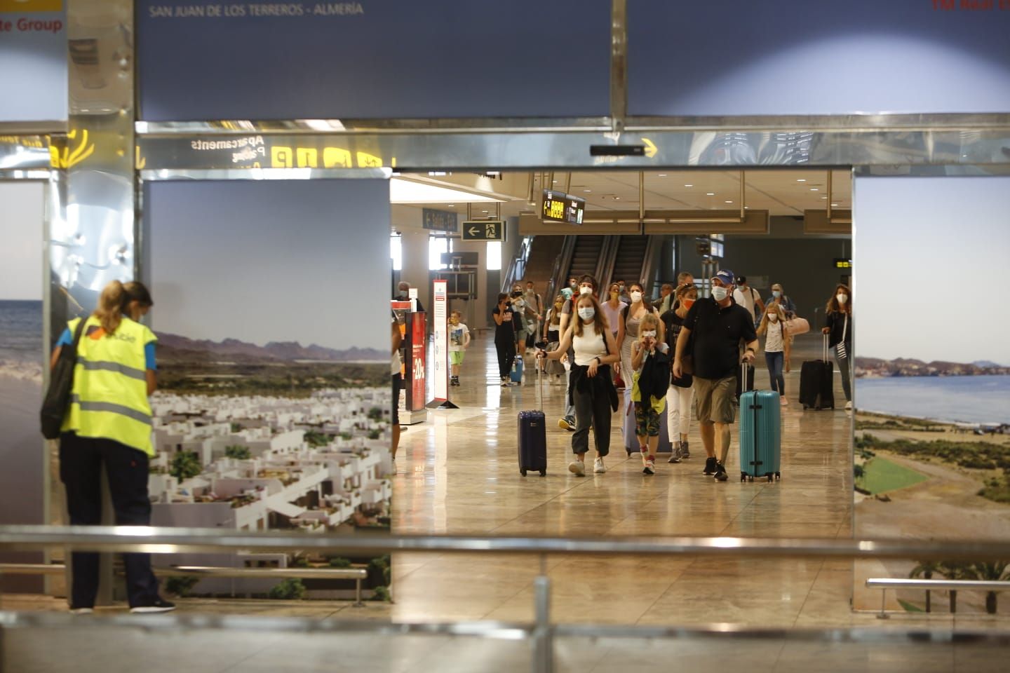 Llegada de turistas al aeropuerto y la estación de Adif en Alicante