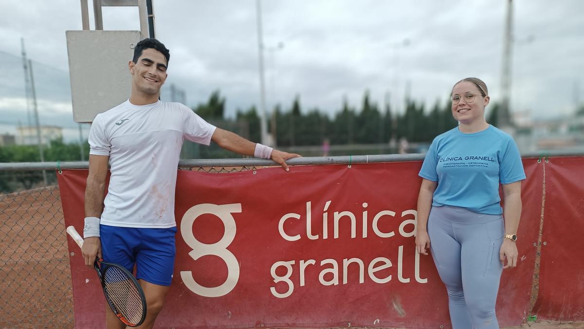 El tenista Miguel Damas, junto a una de los fisioterapeutas del torneo, de Clínica Granell.