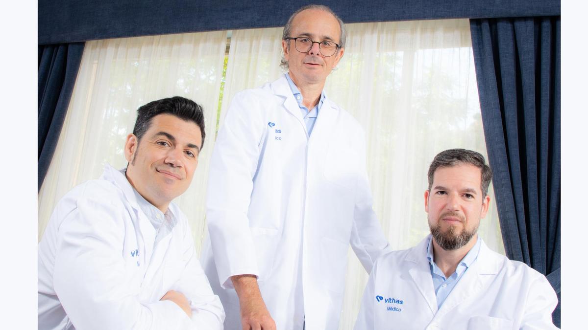 Dr. Andrés Tomás, coordinador del equipo de Cirugía Bariátrica del Hospital Vithas Alicante, junto a otros miembros del equipo.