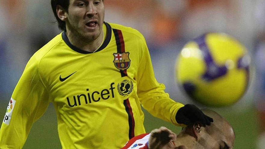 Messi salta sobre el atlético Pernía. / juan medina