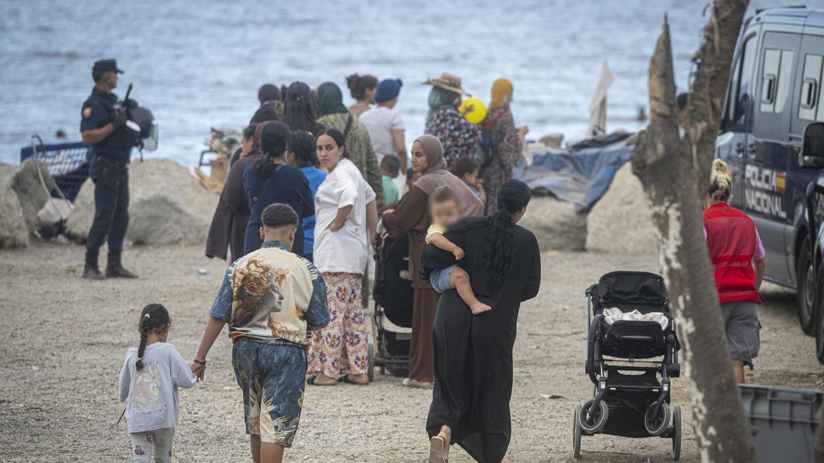 La policía realiza una operación en la playa para desalojar asentamiento