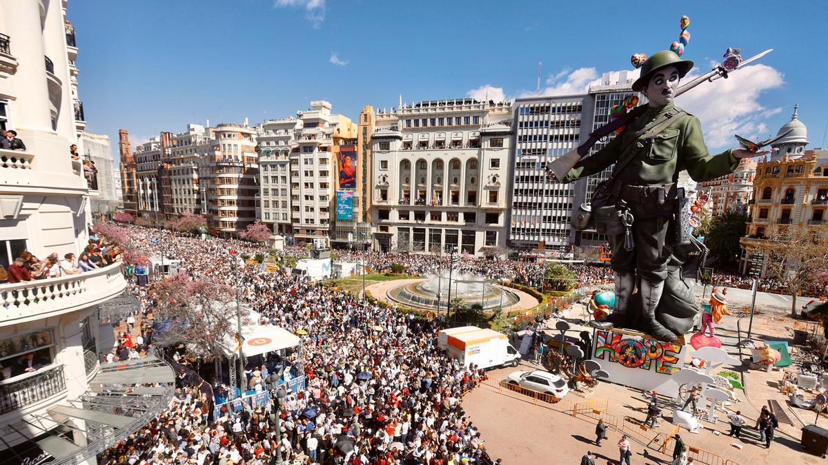 Fallas 2026: Se amplía el perímetro de seguridad al agrietarse un ninot de la falla municipal como consecuencia del viento